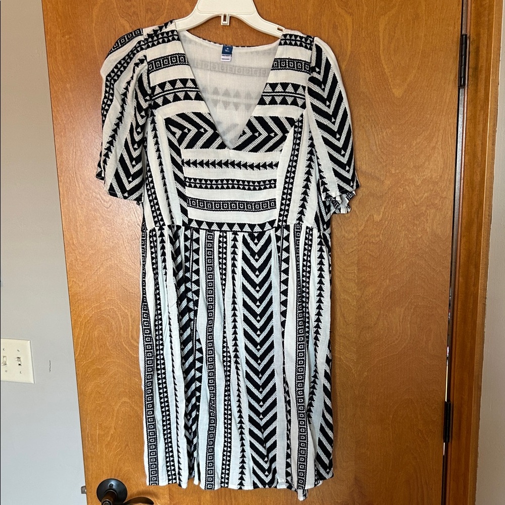 Old Navy Black and White Geometric Dress
